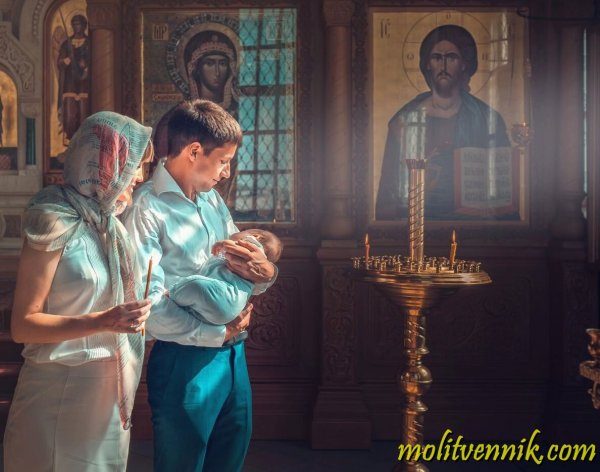 Семья в храме