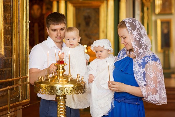 Дети с родителями в храме