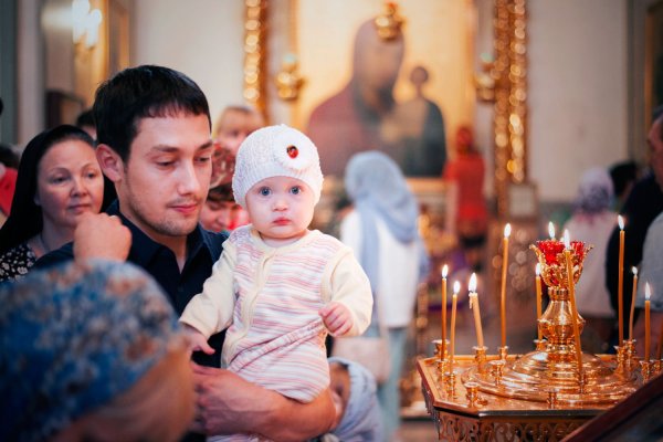 Семья с детьми в церкви