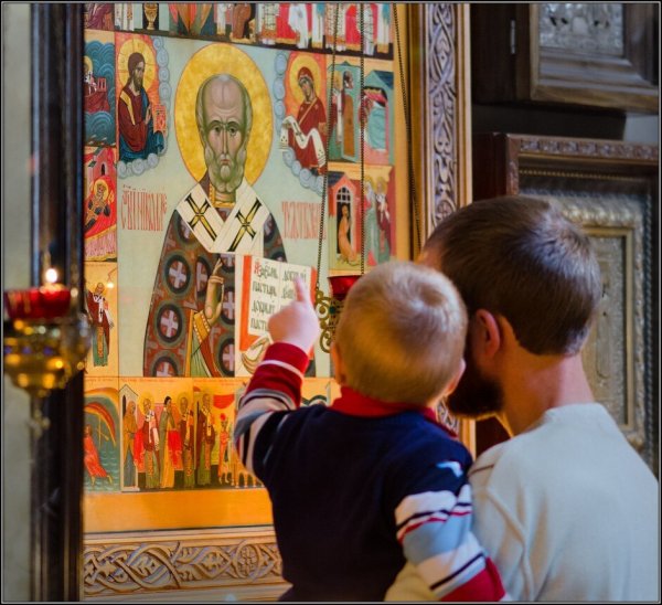 Ребенок у иконы свт. Николая