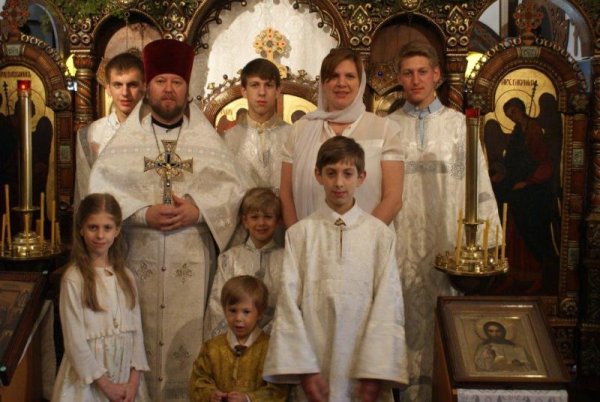 Многодетная семья в храме