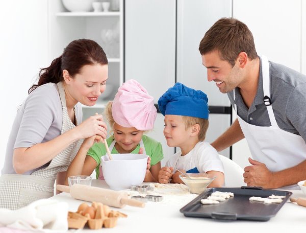 Дети и родители на кухне