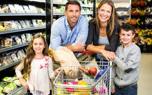 Семья в магазине продуктов
