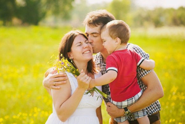 Объятия детей и родителей