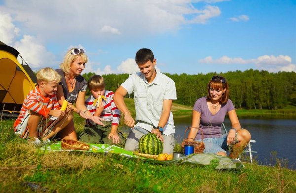 Семья отдыхает на природе