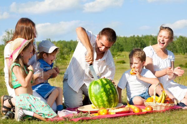 Пикник с семьей на природе