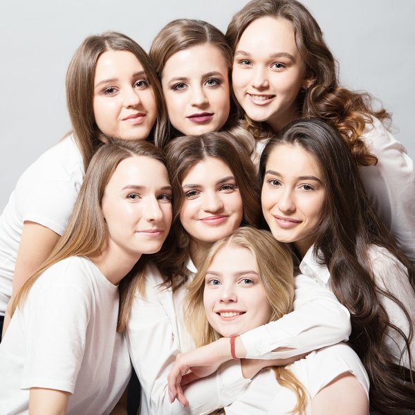Группа девушек
