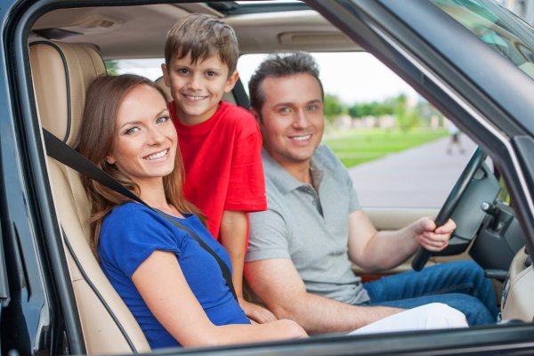 Счастливая семья в машине