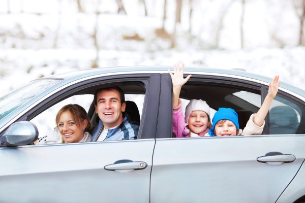Семья с детьми в машине