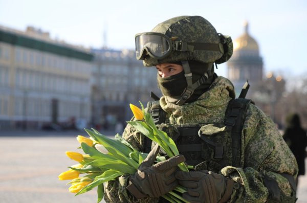 Военный с цветами