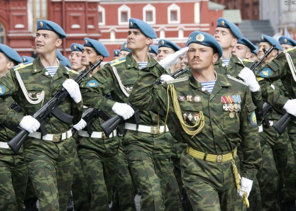 Десантники на параде
