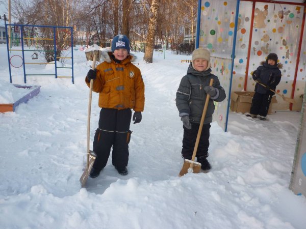 Труд детей в детском саду зимой