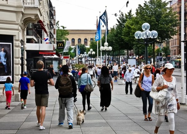Люди на улице города