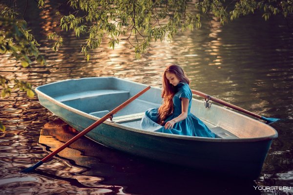 Фотосессия в лодке девушка