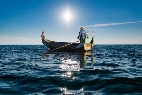 Человек на лодке в море
