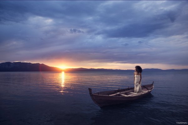 Лодка в море