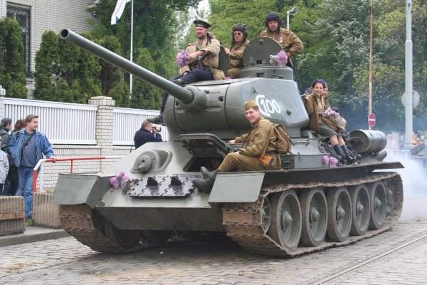 Человек рядом с танком