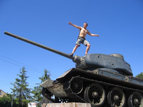 Человек рядом с танком
