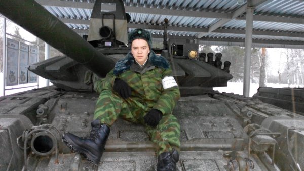 Человек рядом с танком