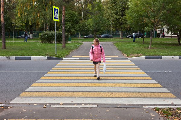 Девочка переходит дорогу