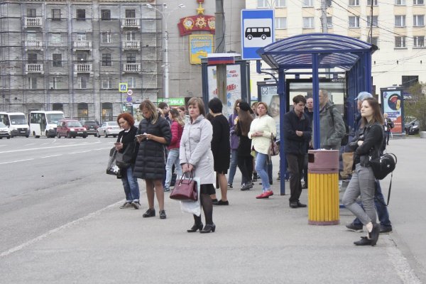 Люди на остановке