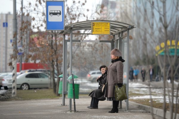 Люди на остановке