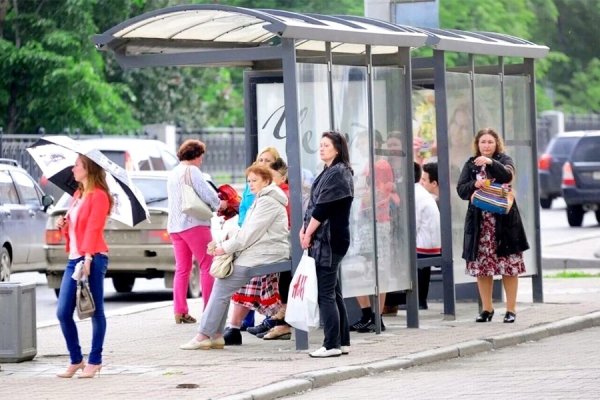 Люди на остановке летом