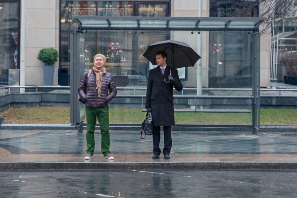 Парень на остановке