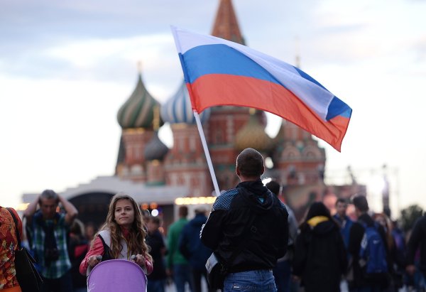 Люди с флагами России