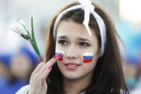 Человек с русским флагом на лице