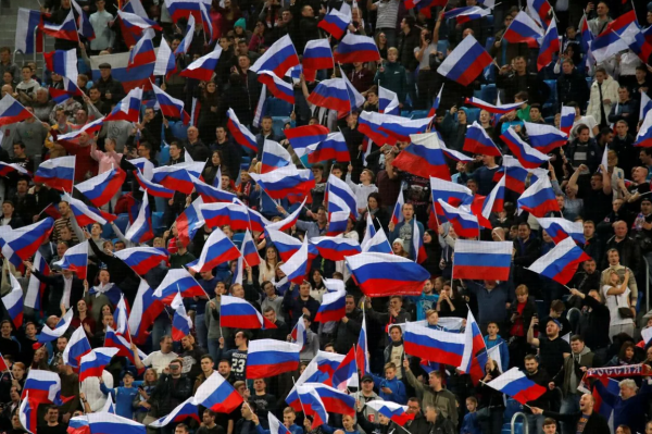 Люди с флагами России