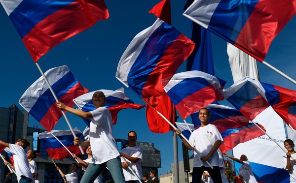 Люди с флагами России
