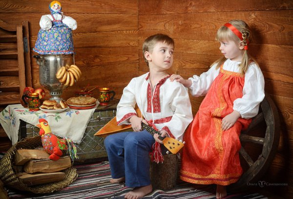 Дети в народных костюмах