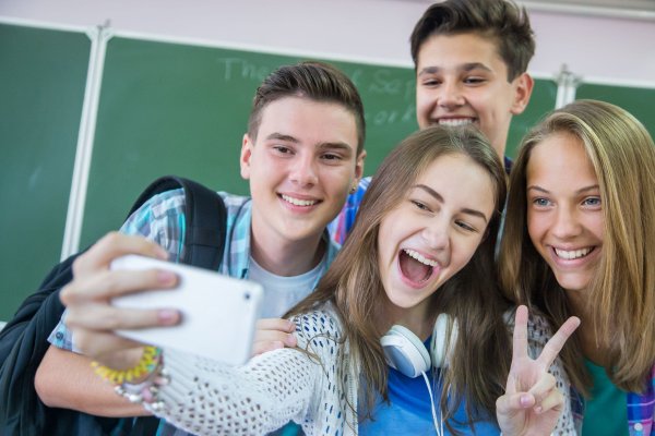 Счастливые подростки в школе
