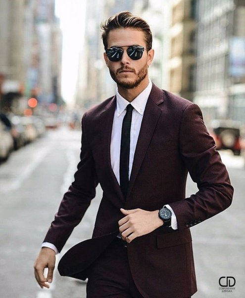 Адам Галлахер в костюме