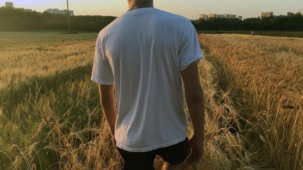 Молодой парень со спины
