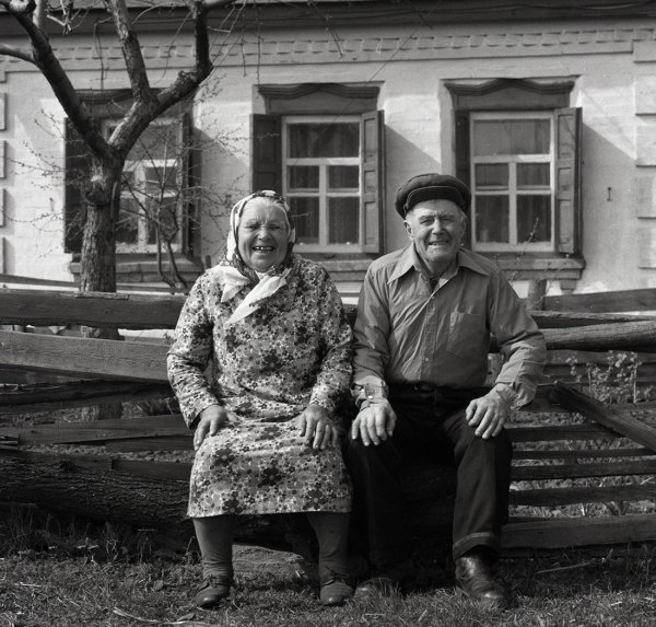 Бабушка и дедушка в деревне