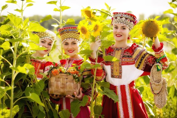 Люди в народных костюмах