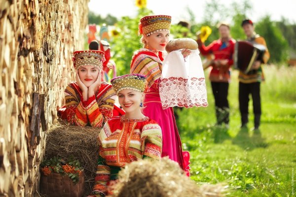 Люди в русских народных костюмах