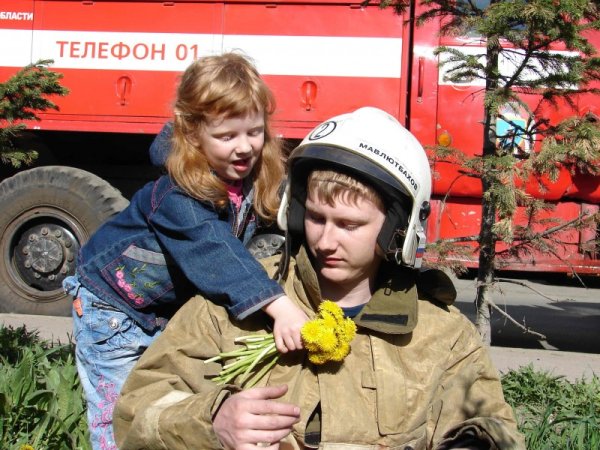 Пожарный спасает ребенка
