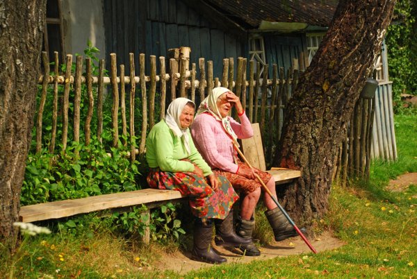 Бабушки на скамейке в деревне