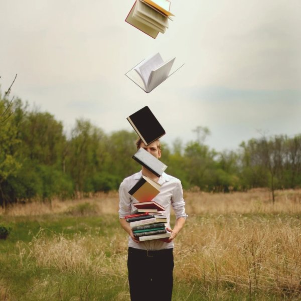 Необычные фотосессии с книгами