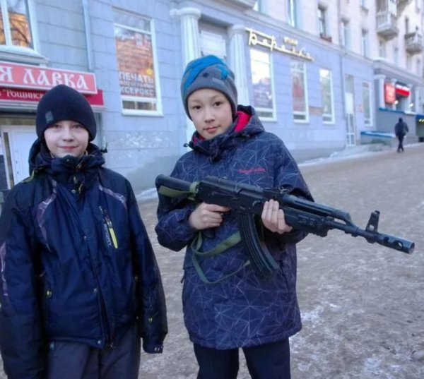Школьник с автоматом