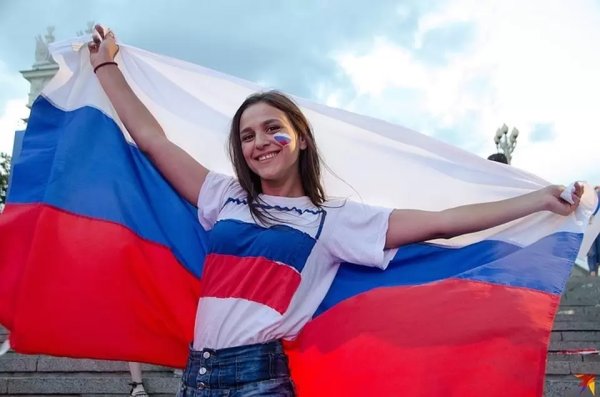 Женщина с флагом России
