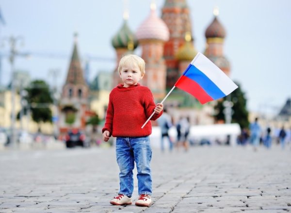 Мальчик с российским флагом