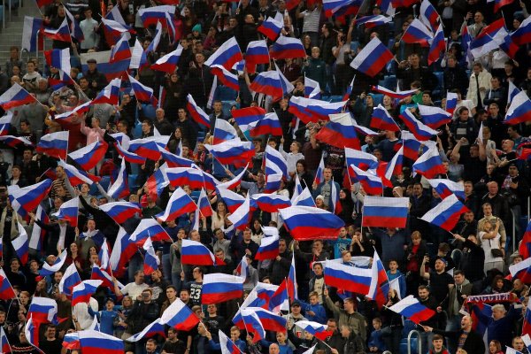 Россияне с флагами