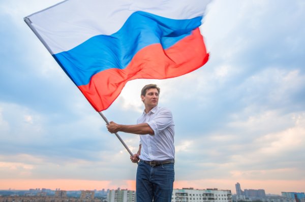 Человек с флагом