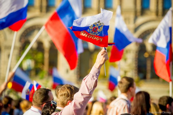 Россияне с флагами