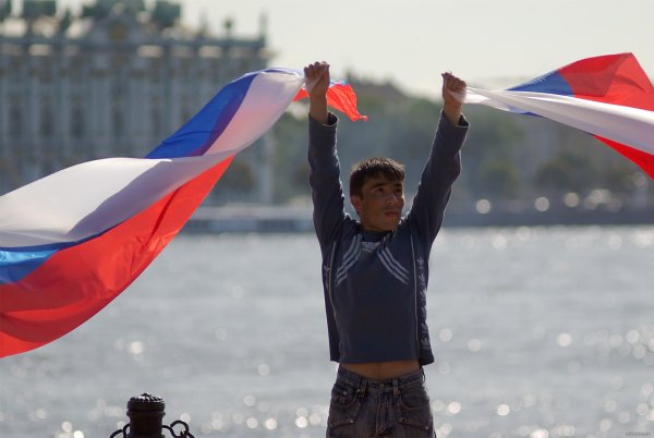 Люди с флагами России