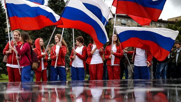 Люди с флагами России